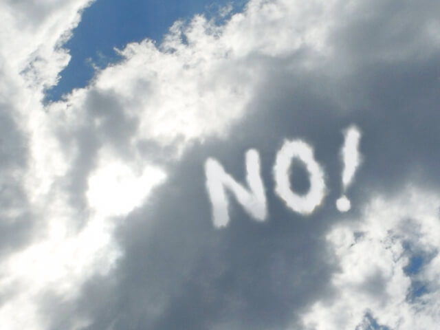 「NO!」という文字の雲