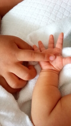 小さな小さな赤ちゃんの手