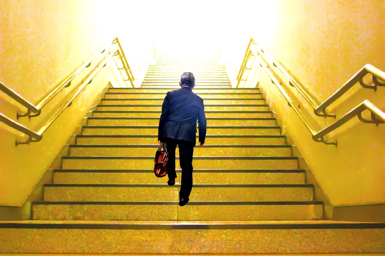 定年して最後の出勤を終えて自宅に続く階段を歩く男性