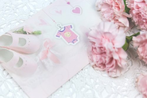 ピンクの子供服の飾り物