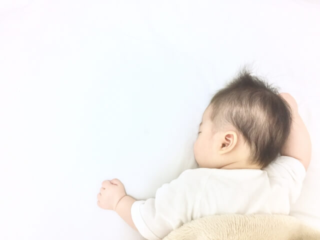 静かにぐっすり眠る赤ちゃん