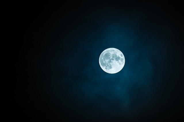深夜の満月